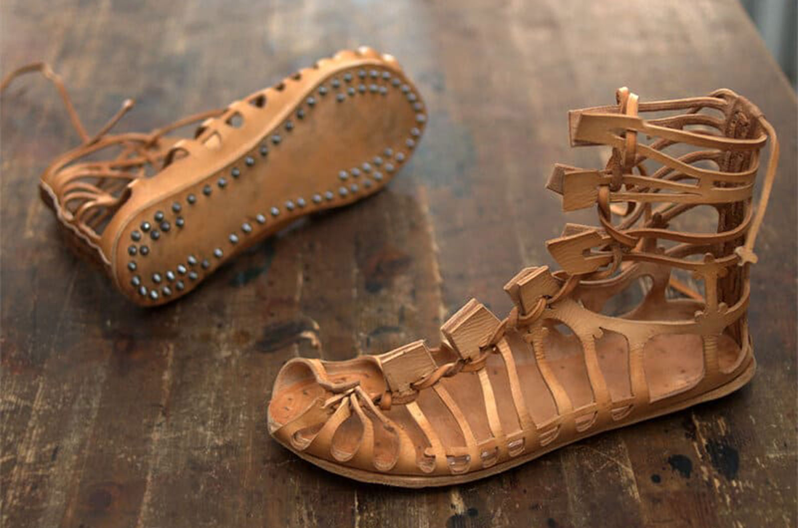 Первые сандали. Обувь древнего Рима Солеа. Обувь Solea в древнем Риме. Калиги обувь древний Рим. Сандали Солеа древний Рим.